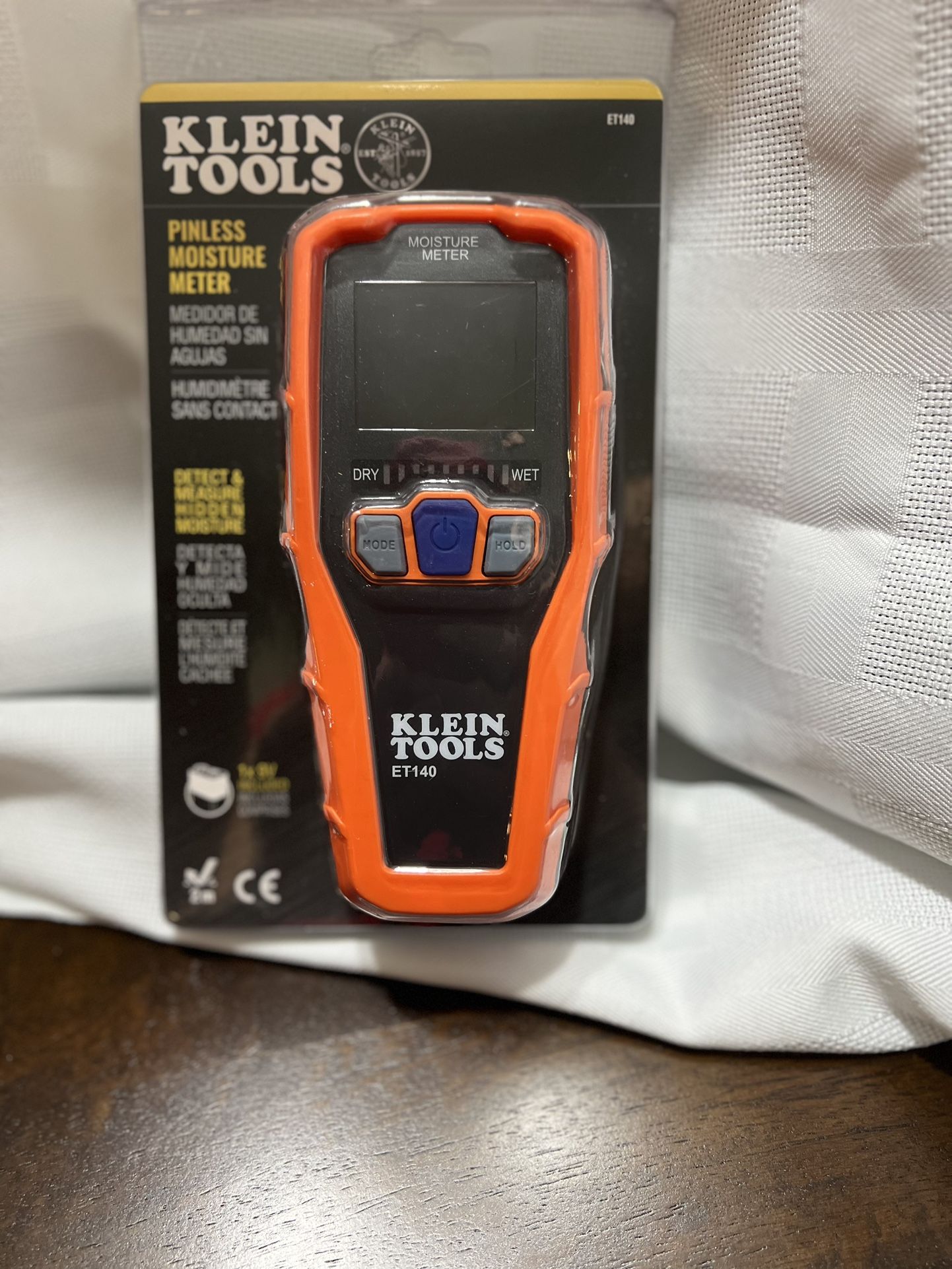 Pinless moisture detection