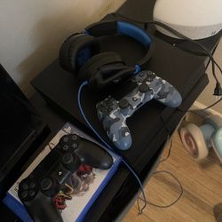 PlayStation 4  / 2 Controllers / 3 Games / Turtle Beach Headset 