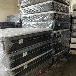 Mattress On Sale.     Full Size Mattress Pillow Top 12" Medium Firm.   