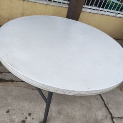 ROUND PARTY TABLES - 2 TABLES
