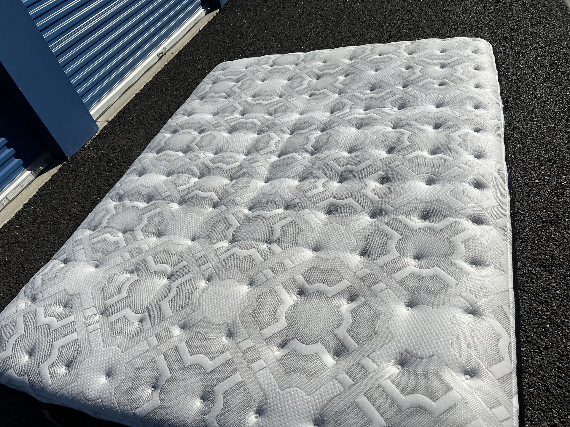 Queen Size Bed ! Queen Bed ! Sealy Posturepedic Queen Mattress And Box