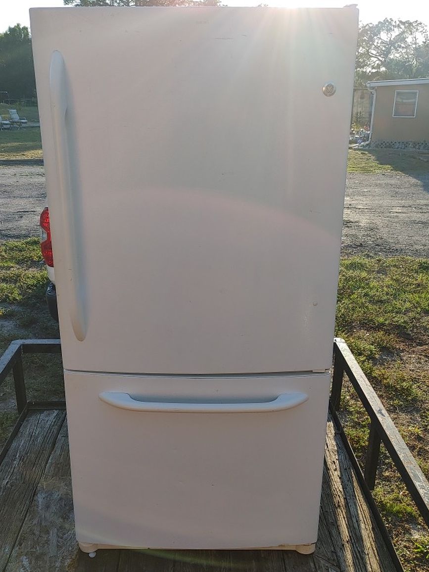 GE Refrigerator Freezer On Bottom Refrigerator On Top 5.9 Tall 32 In Wide l