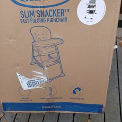 GRACO SLIM SNACKER  HIGH CHAIR