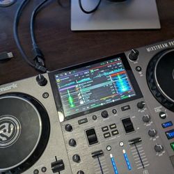 BEGINNING TO MID PRO STAND-ALONE DJ CONTROLLER 