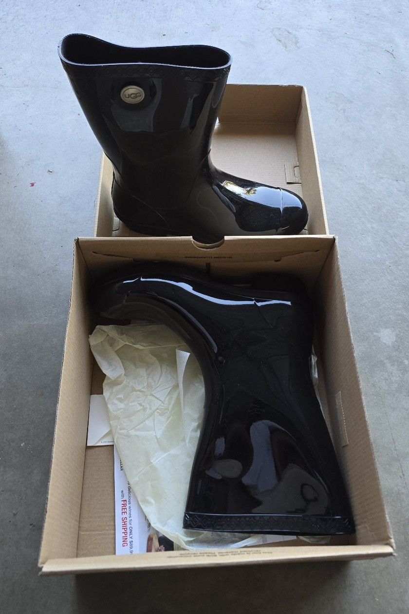 New Black UGG Boots w/sz 7 (Sienna)