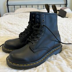 Dr. Martens  (8)  in perfect condition