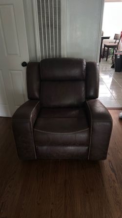 Brown leather 2 seat recliner love seat with center console, charging station and cup holder