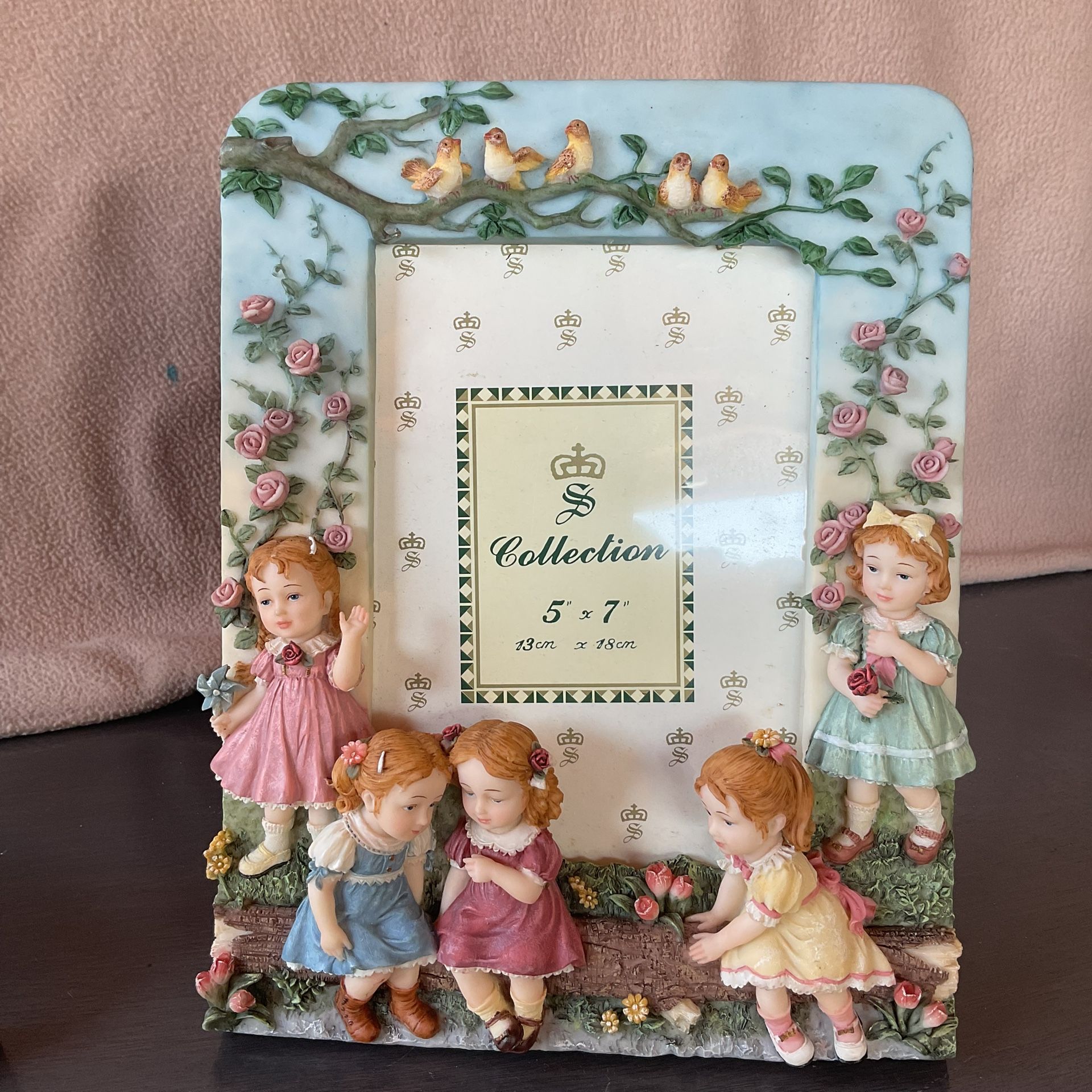 Photo Frame With 5 Girls and 5 Birds