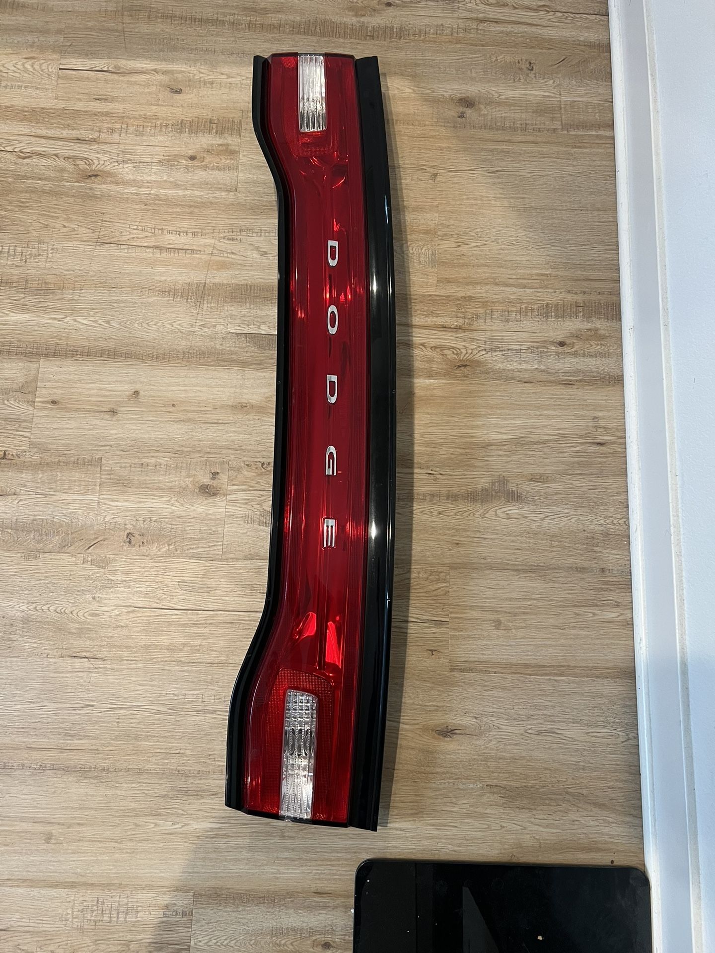 2011 - 2014 DODGE CHARGER TRUNK CENTER TAIL LIGHT LAMP