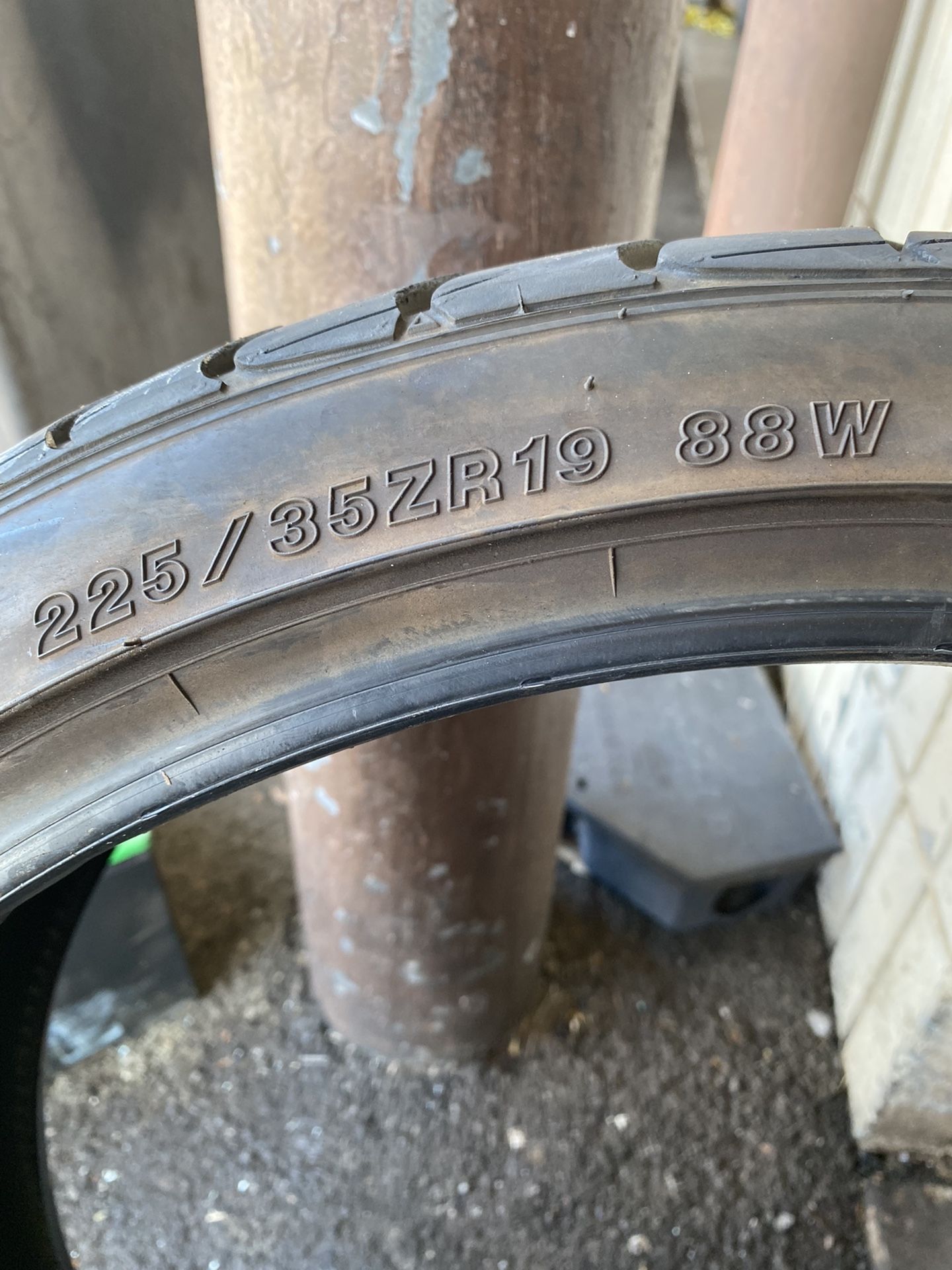 225/35ZR19 Ohtsu Tire