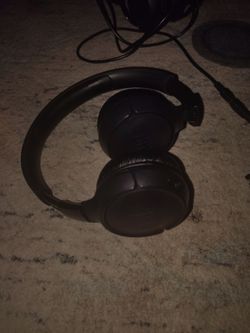 JBL 520BT headphones