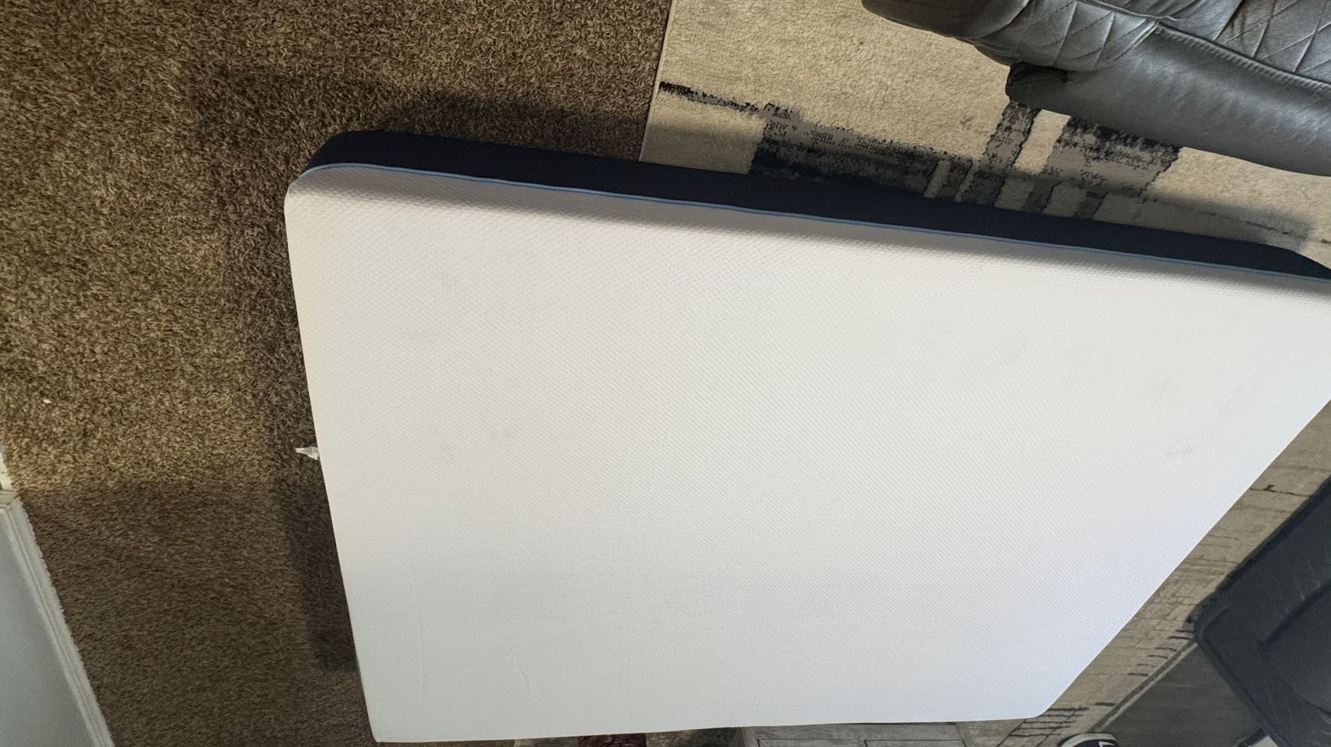 It looks like new, it is stain-free and odor-free, completely clean.