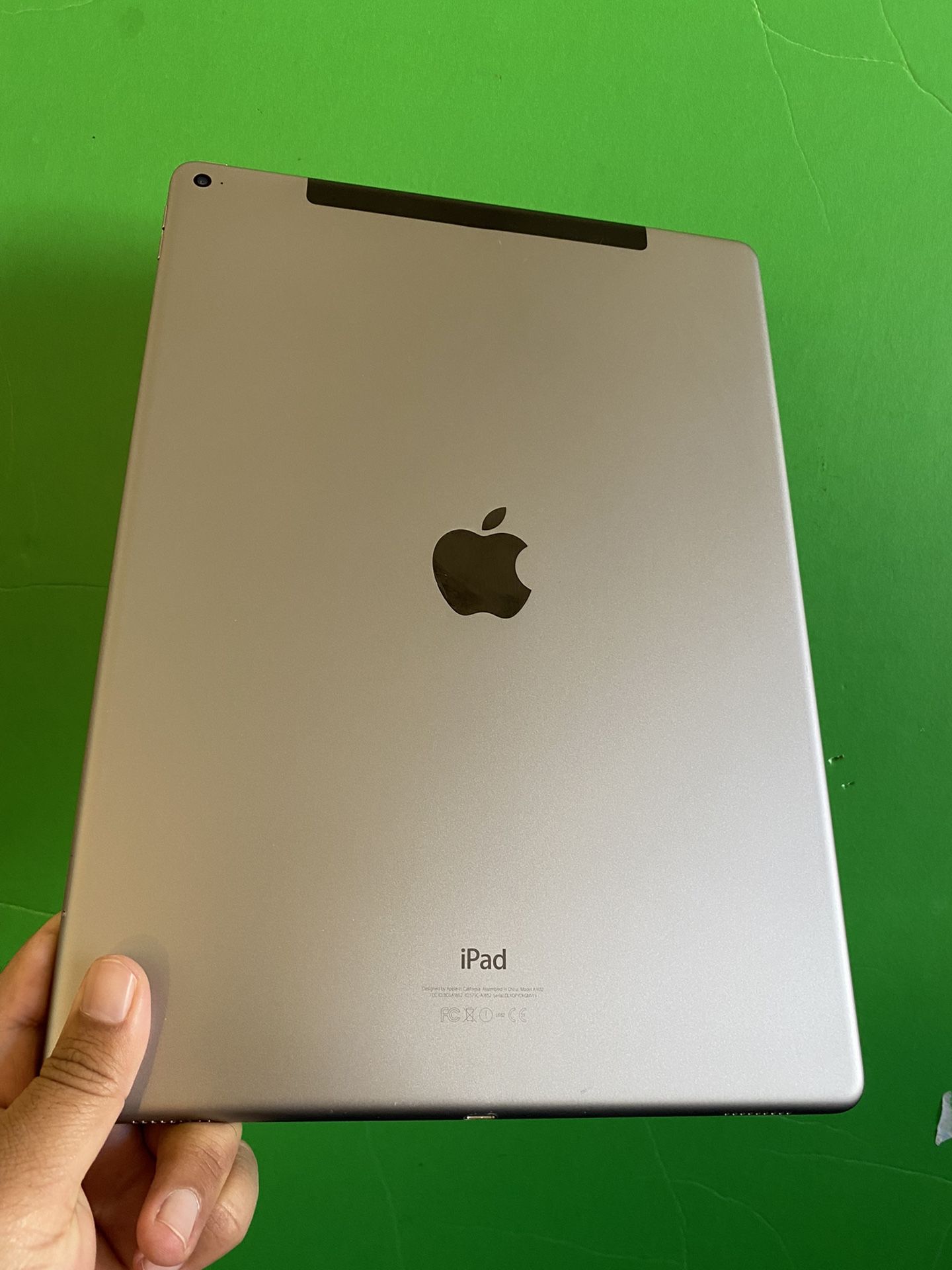 128GB Apple IPad Pro (Retina /Touch ID IOS 15) WiFi