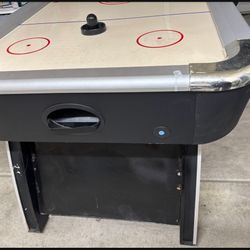 Air hockey table