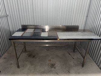 Mesa de madera con base de metal para trabajos