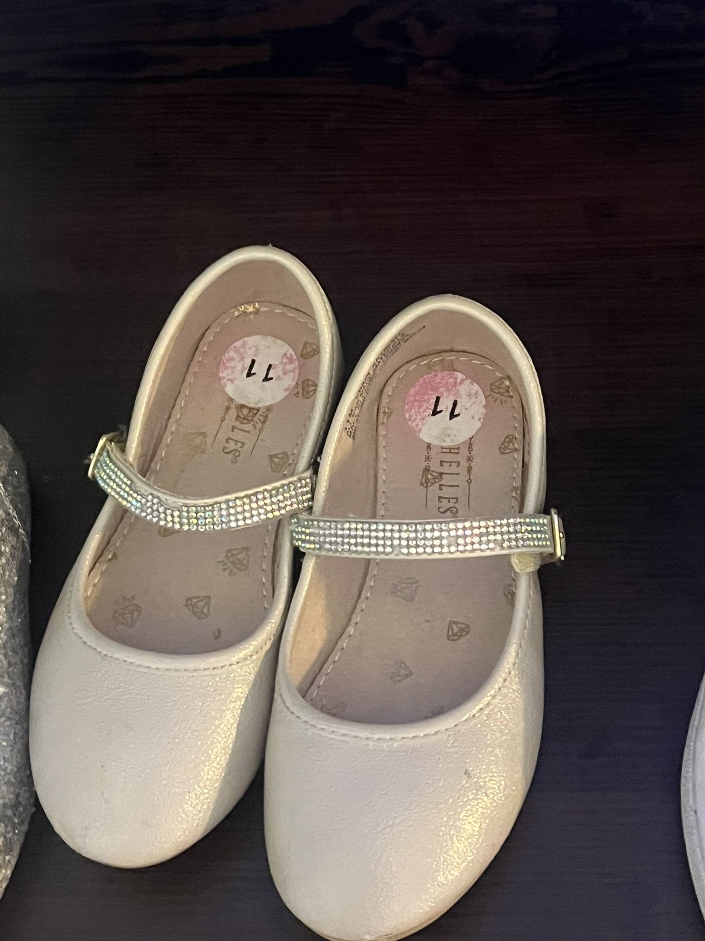 Zapatos De Niña Como Nuevos Solo Unas Puestas Son En Talla 11. Y 12 Y 13 