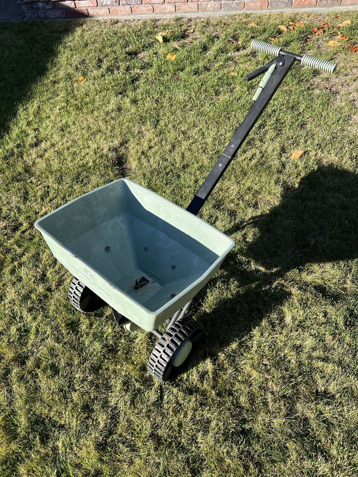 🟢🟢🟢Adjustable Broadcast Spreader - High  Capacity! 🇺🇸