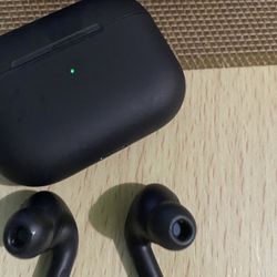 EARBUDS BLACK MATTE SILICONED LUXURIOUS WIRELESS HEADPHONES NEWS NEVER HAS BEEN USED !! Fast To Connect Cellphones !!