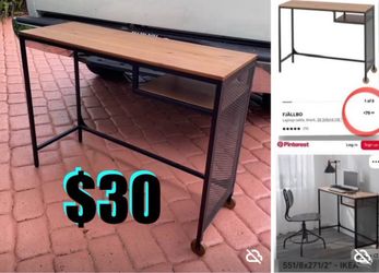 $30 Like New steel & Wooden Desk perfect for small room /area in mint condition