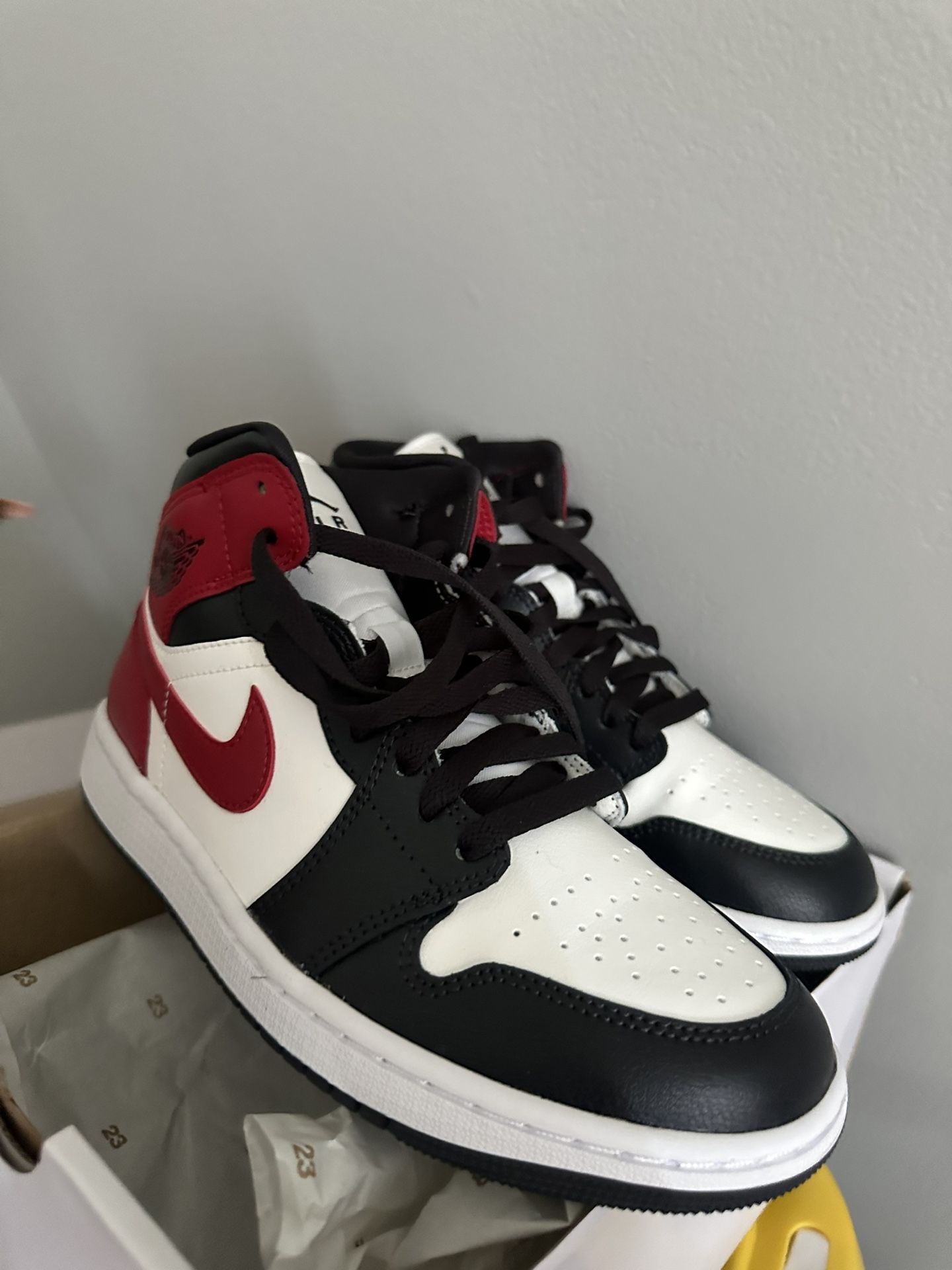 Air Jordan 1 MID