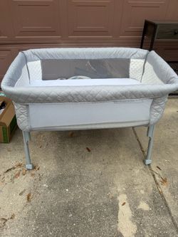 Baby Bassinet with Mesh Sides has carrying case