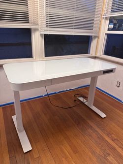Adjustable standing desk