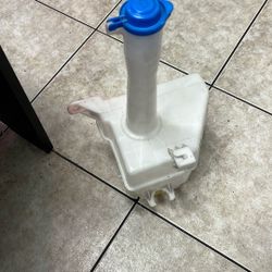 Hyundai Sonata 99-05 Windshield Washer Fluid Reservoir 