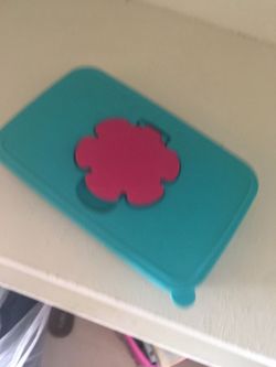 Tupperware wipe box $5