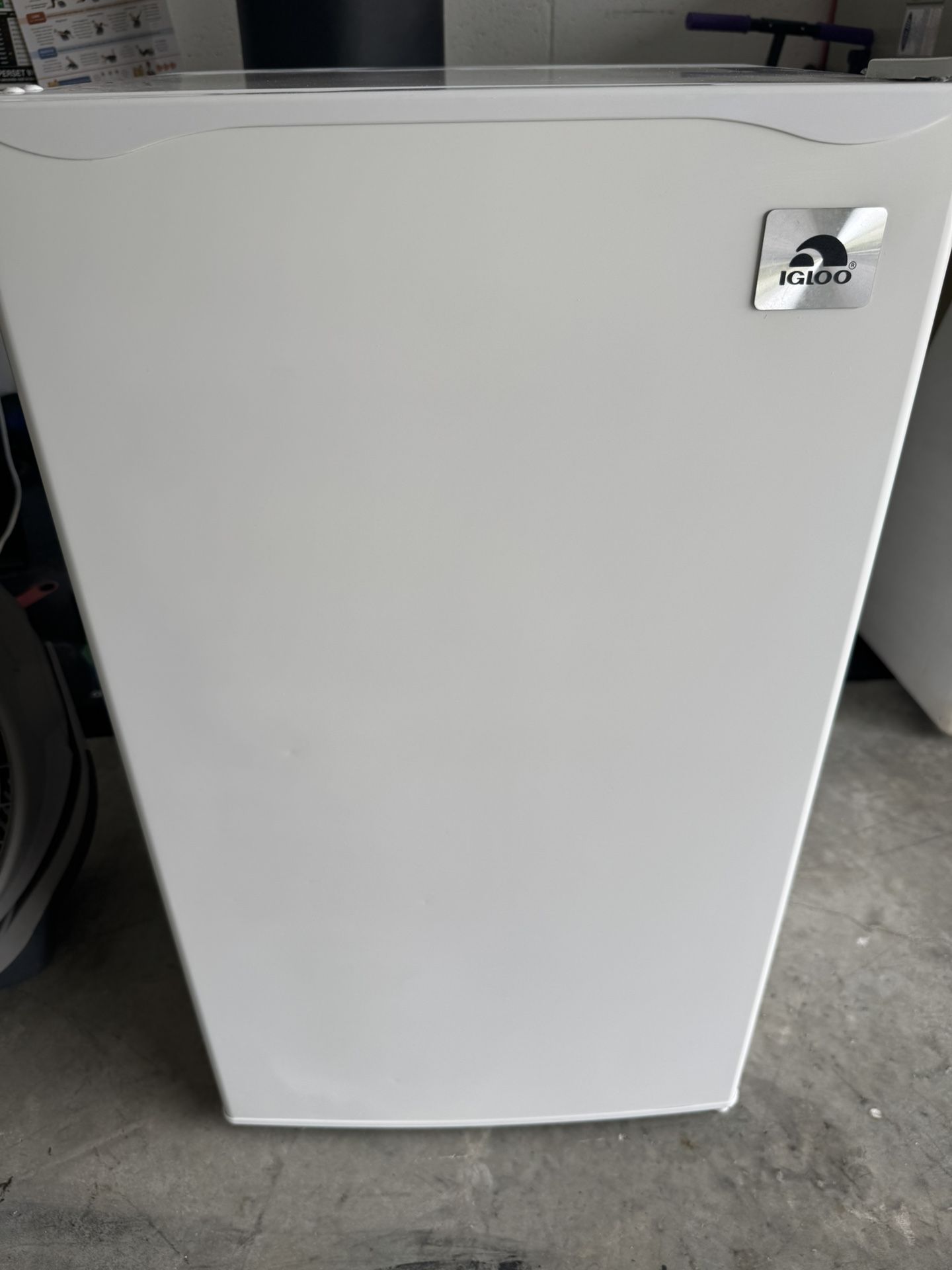 Igloo Mini Fridge ICE COLD!!