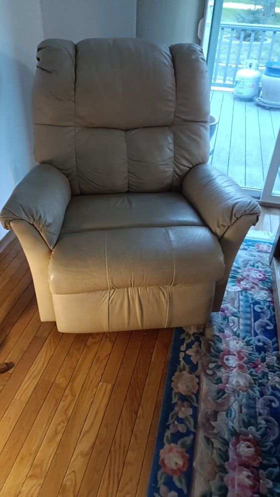 Recliner Chair White Very Comfy