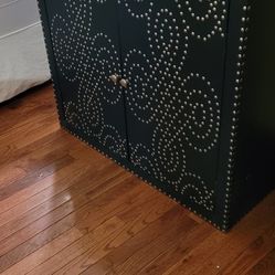 Storage Cabinet With Or Without Bottom Legs