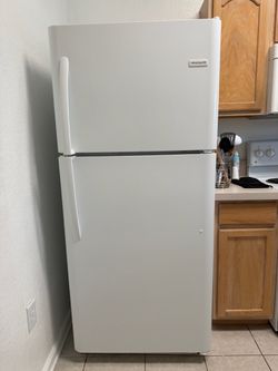 Frigidaire Top-Freezer Refrigerator White
