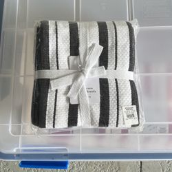 William Sonoma Towels  Set of 4 