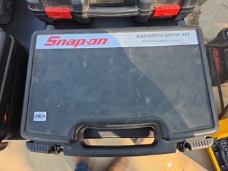 Snap-on vacuum pressure gauge