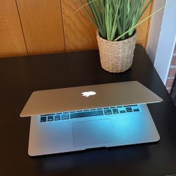 Apple MacBook Air 13” I5/8GB/256GB SSD $180