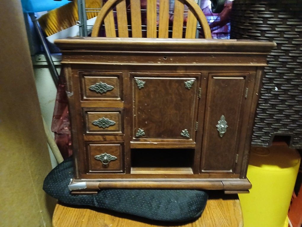 I Am Selling A Vintage Jewelry Cabinet Novel Collection LORD OF THE RING In Fair Condition NEED A Little Loving