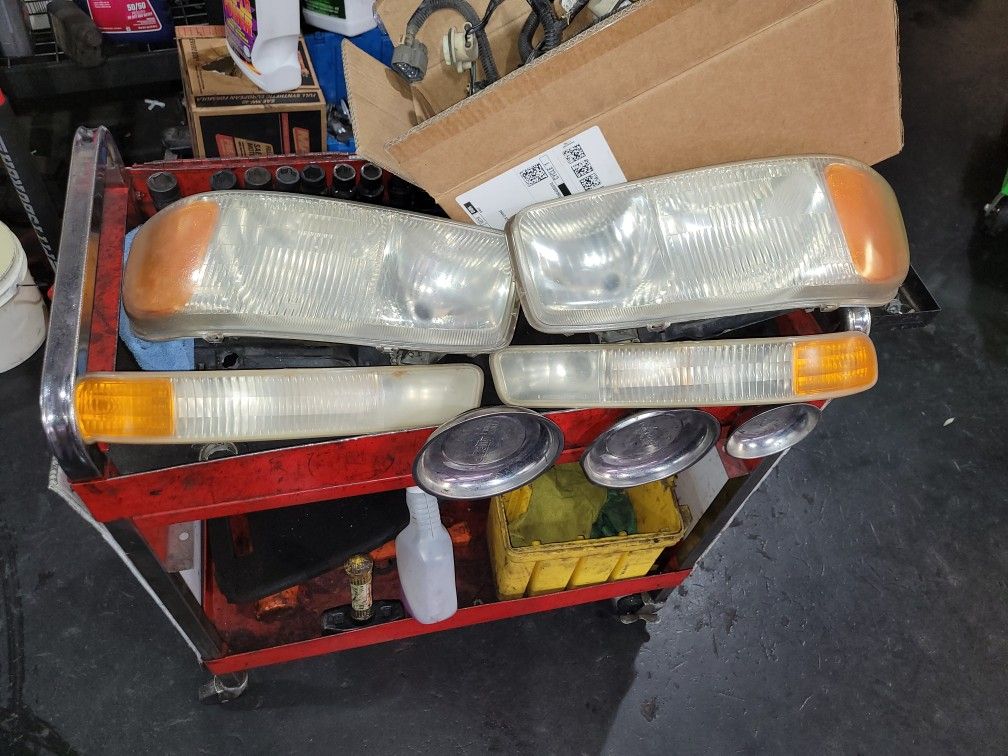99 -05 Gmc/chevy Sierra/silverado Front And Back Headlights 100 Obo