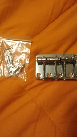 Fender bass bridge saddles and hardware