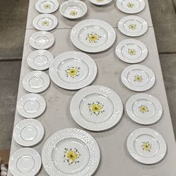 Enoch Wedgwood Tunstall Ltd Jacqueline pattern dinnerware set