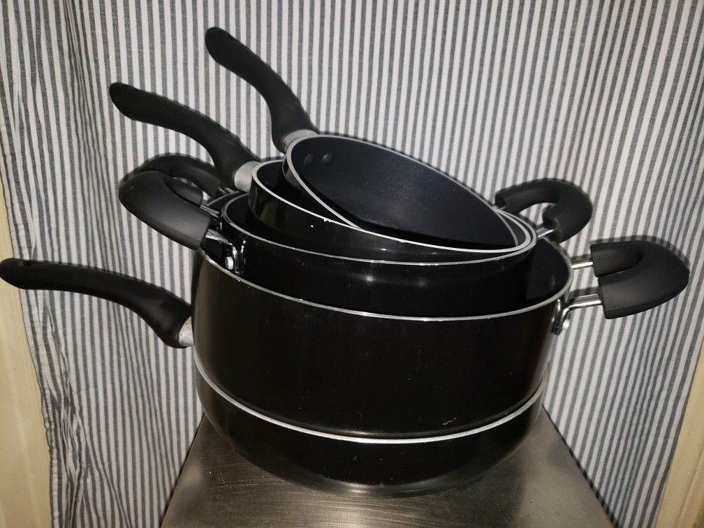 9-piece cookware set