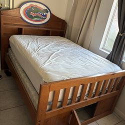 Florida Gators Bed- Full Size 250$, OBO 