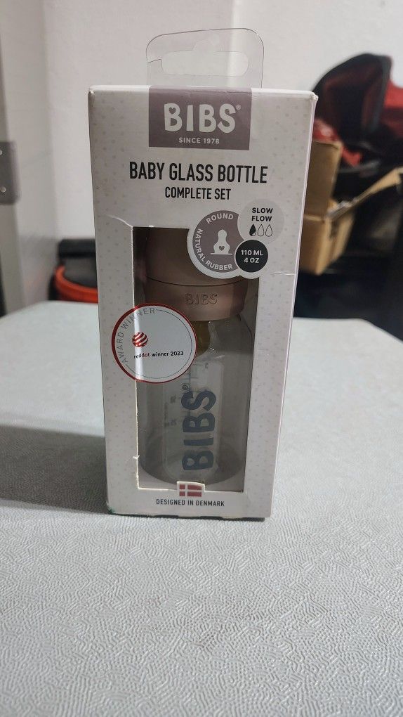 4 Pack Of 4 Oz BIBS glass Bottles And 4 Pack Of BIBS pacifiers
