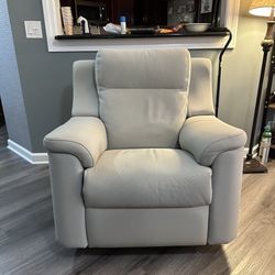 Price Reduction: Beautiful And Comfortable Power Recliner 