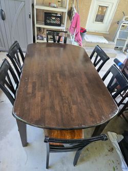 Dinner table with 6 chairs