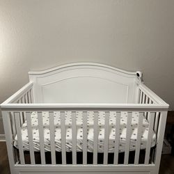 BRAND NEW 2-in-1 Convertible Crib and Daybed