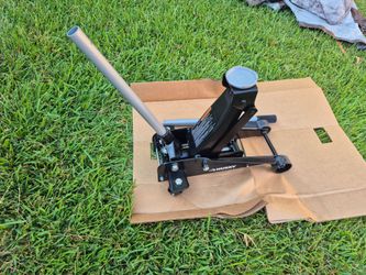 Garaje jack 5-1/2 in. x 18-5 in like new
