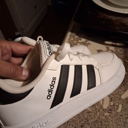ADIDAS BOYS SIZE 3 NEVER WORN