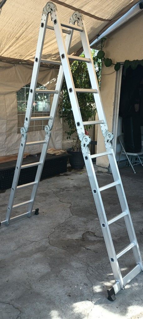 Escalera En Buenas Conditiones Usada De 16 Pies De Alta. Se Dobla En 4 Partes