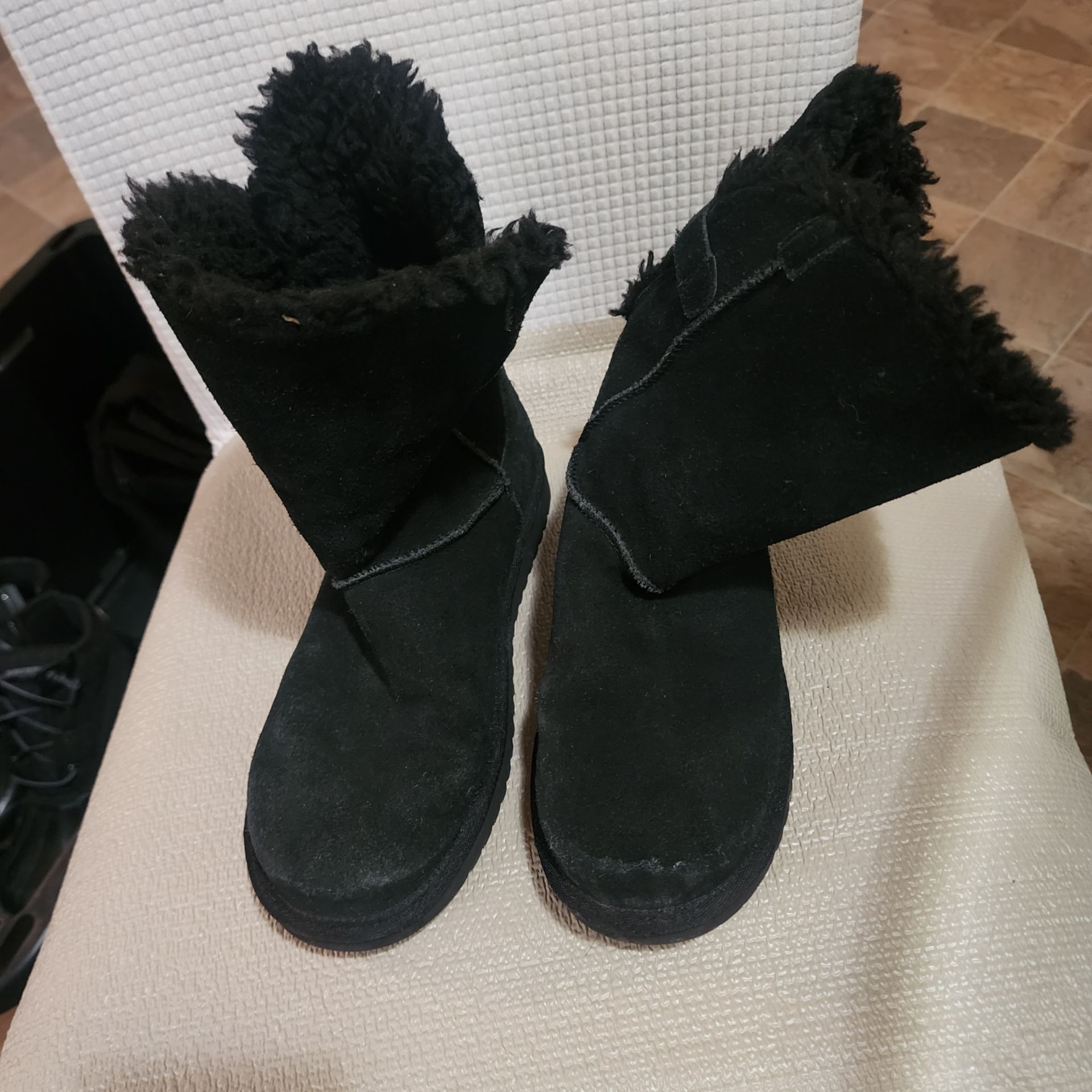 Koolaburra by UGG black suede r e m l e y buckle boots size 7