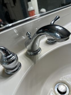 2 Handle Widespread bathroom Faucet